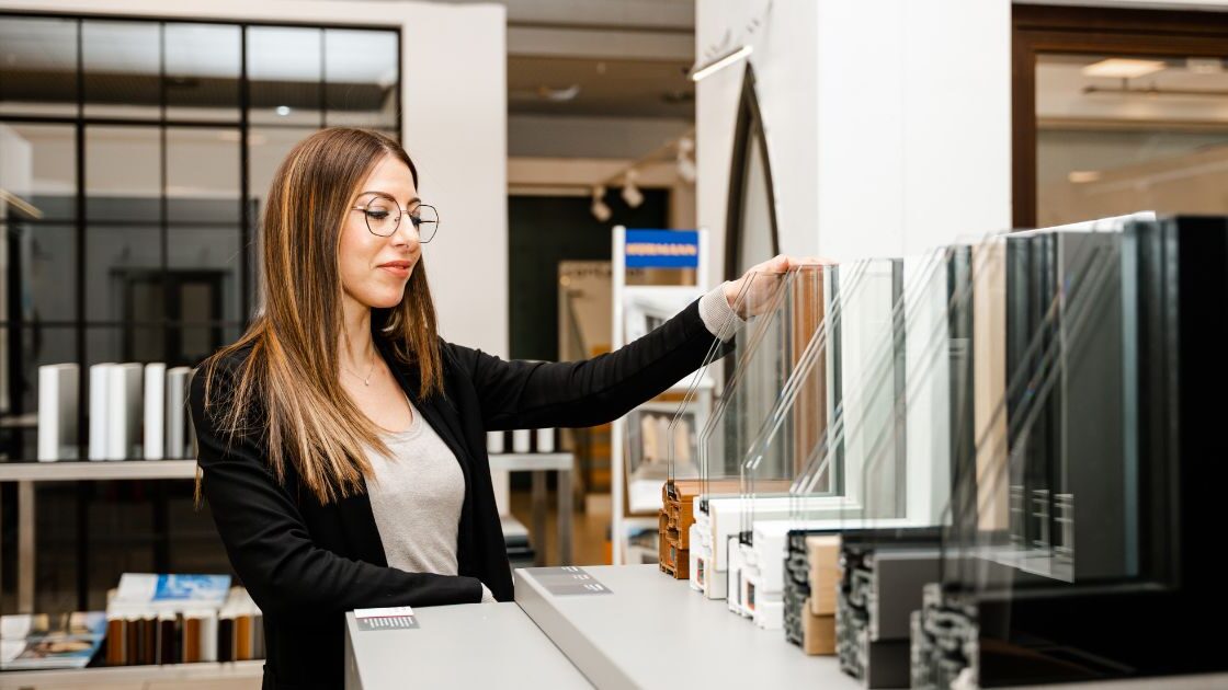 Quando scegli gli infissi per la tua casa, il materiale può fare la differenza in termini di efficienza energetica, durata e stile. Legno, PVC, e alluminio sono le scelte più popolari, ognuna con caratteristiche uniche che influenzano non solo l'aspetto della tua casa, ma anche il comfort abitativo. Scopri come scegliere il materiale giusto può trasformare la tua casa, rendendola più accogliente, sicura e coerente con il tuo gusto personale.