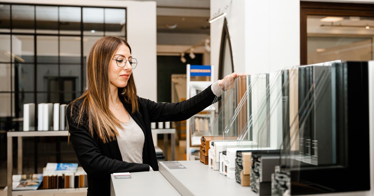 Quando scegli gli infissi per la tua casa, il materiale può fare la differenza in termini di efficienza energetica, durata e stile. Legno, PVC, e alluminio sono le scelte più popolari, ognuna con caratteristiche uniche che influenzano non solo l'aspetto della tua casa, ma anche il comfort abitativo. Scopri come scegliere il materiale giusto può trasformare la tua casa, rendendola più accogliente, sicura e coerente con il tuo gusto personale.